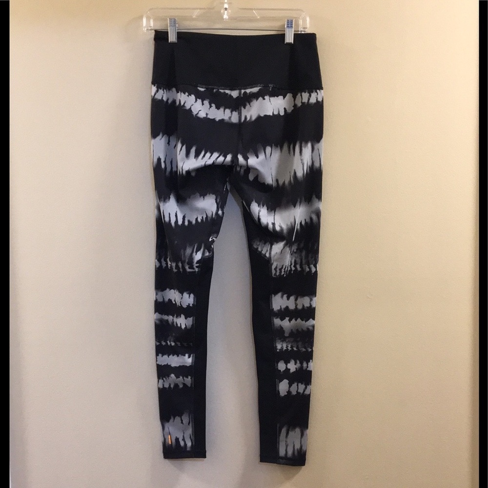 lucy Studio Hatha Black and White Tie-Dye Leggings ah. - Picture 10 of 11